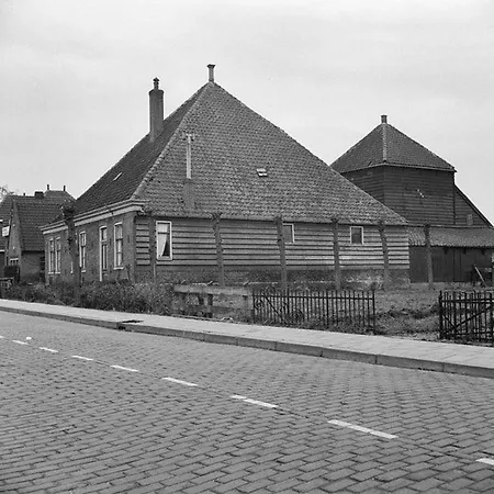 Traditional Family With Garden At Countryside Amsterdam